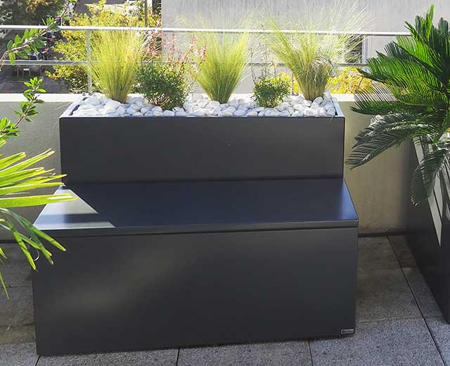 Banc de jardin avec coffre de rangement Banc en fibre-ciment et bois avec  coffre de rangement By ATELIER SO GREEN